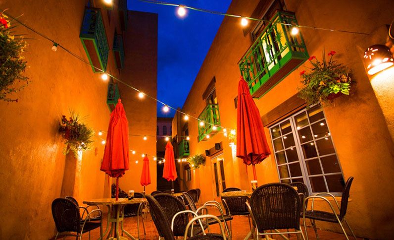 kokopelli-patio-at-table-mountain-inn-golden-04